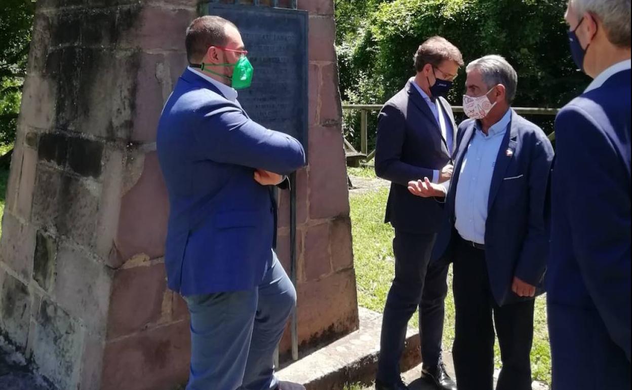 El presidente del Principado, Adrián Barbón, conversa con su homólogo cántabro, Miguel Ángel Revilla.
