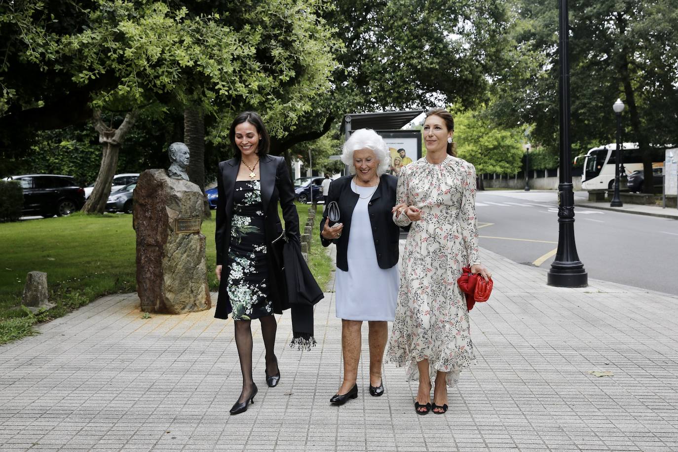 Marta Ortega y Carlos Torretta; Simoneta Gómez-Acebo; Inés Sastre; y Alonso Aznar, se encuentran entre los asistentes al enlace de Pedro Bravo y Carlota Pérez-Pla, que se ha celebrado este sábado en la iglesia parroquial San Julián de Somió