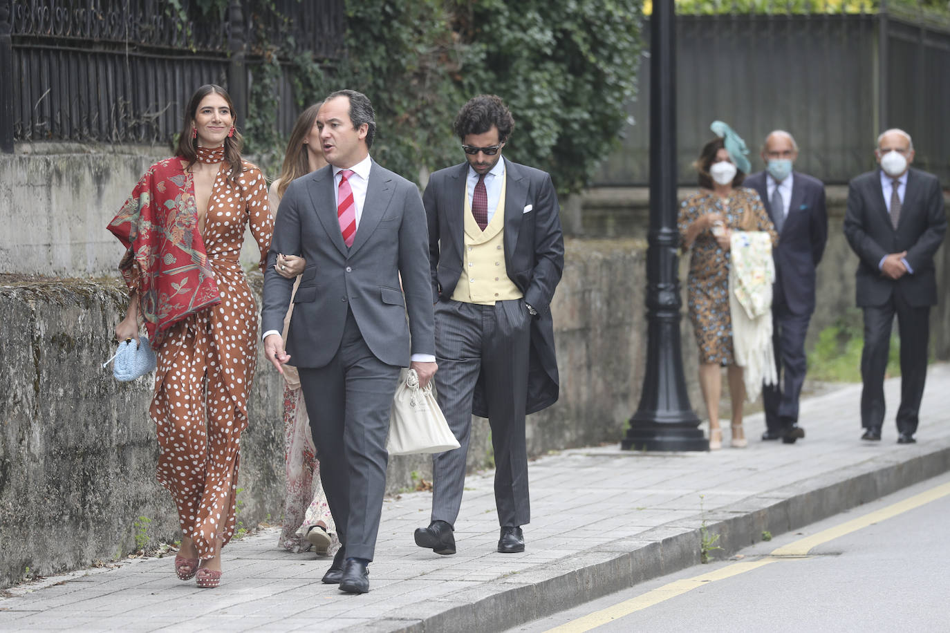 Marta Ortega y Carlos Torretta; Simoneta Gómez-Acebo; Inés Sastre; y Alonso Aznar, se encuentran entre los asistentes al enlace de Pedro Bravo y Carlota Pérez-Pla, que se ha celebrado este sábado en la iglesia parroquial San Julián de Somió