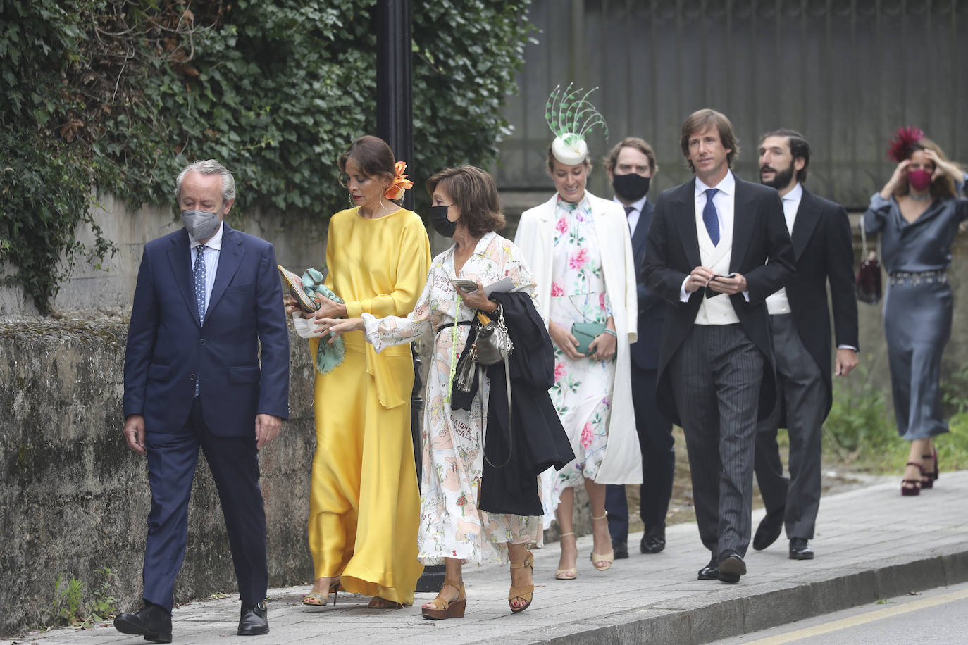 Marta Ortega y Carlos Torretta; Simoneta Gómez-Acebo; Inés Sastre; y Alonso Aznar, se encuentran entre los asistentes al enlace de Pedro Bravo y Carlota Pérez-Pla, que se ha celebrado este sábado en la iglesia parroquial San Julián de Somió