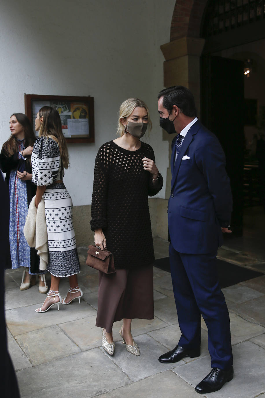 Marta Ortega y Carlos Torretta; Simoneta Gómez-Acebo; Inés Sastre; y Alonso Aznar, se encuentran entre los asistentes al enlace de Pedro Bravo y Carlota Pérez-Pla, que se ha celebrado este sábado en la iglesia parroquial San Julián de Somió