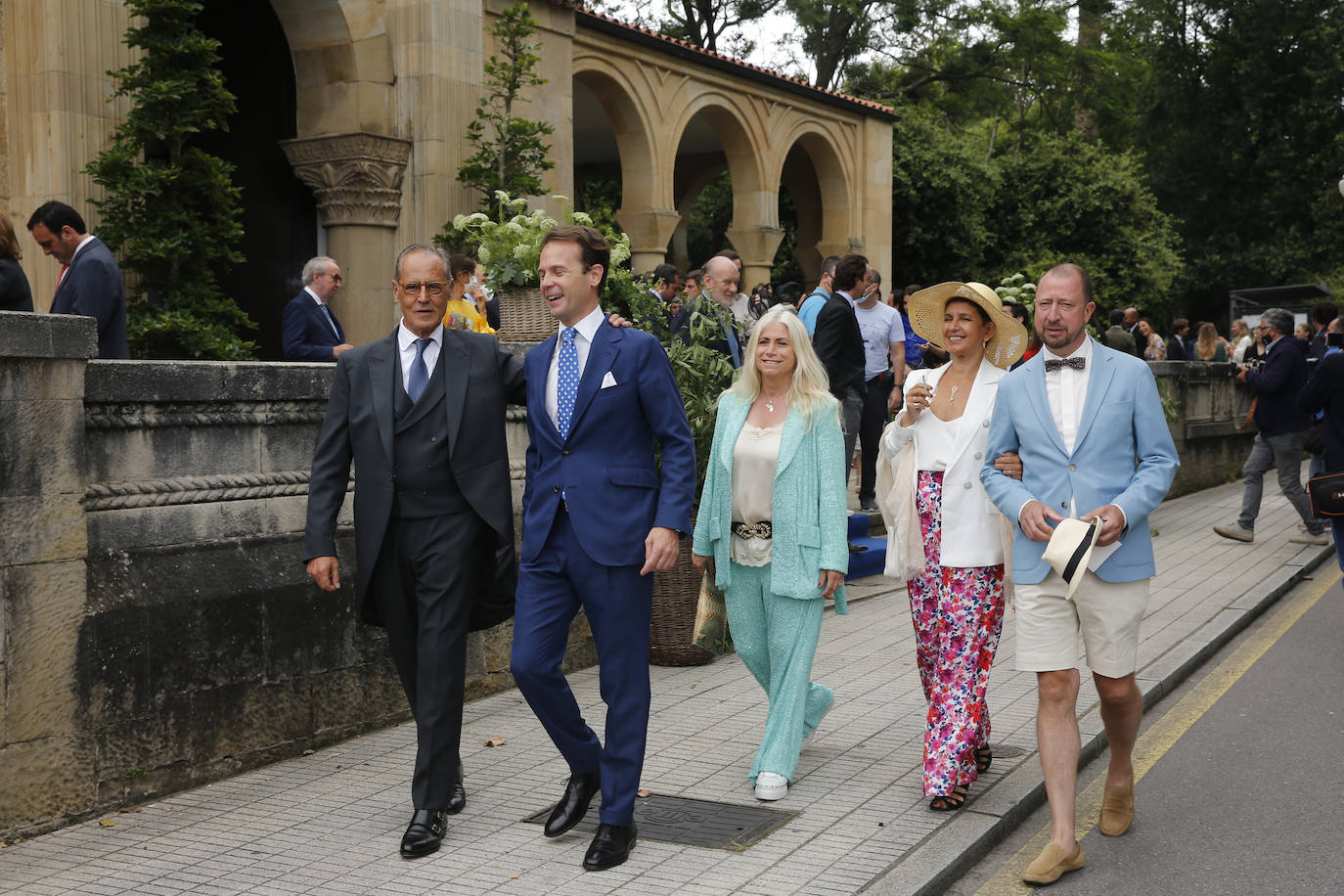 Marta Ortega y Carlos Torretta; Simoneta Gómez-Acebo; Inés Sastre; y Alonso Aznar, se encuentran entre los asistentes al enlace de Pedro Bravo y Carlota Pérez-Pla, que se ha celebrado este sábado en la iglesia parroquial San Julián de Somió