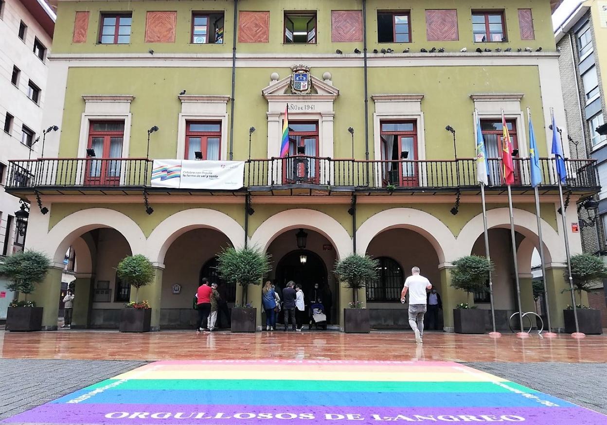El Ayuntamiento de Langreo ya luce símbolos arcoíris. 
