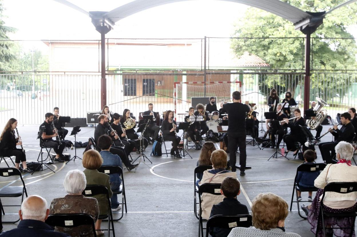 La Banda de Música de Gijón da un concierto para los vecinos de Viesques en el colegio Begoña. 