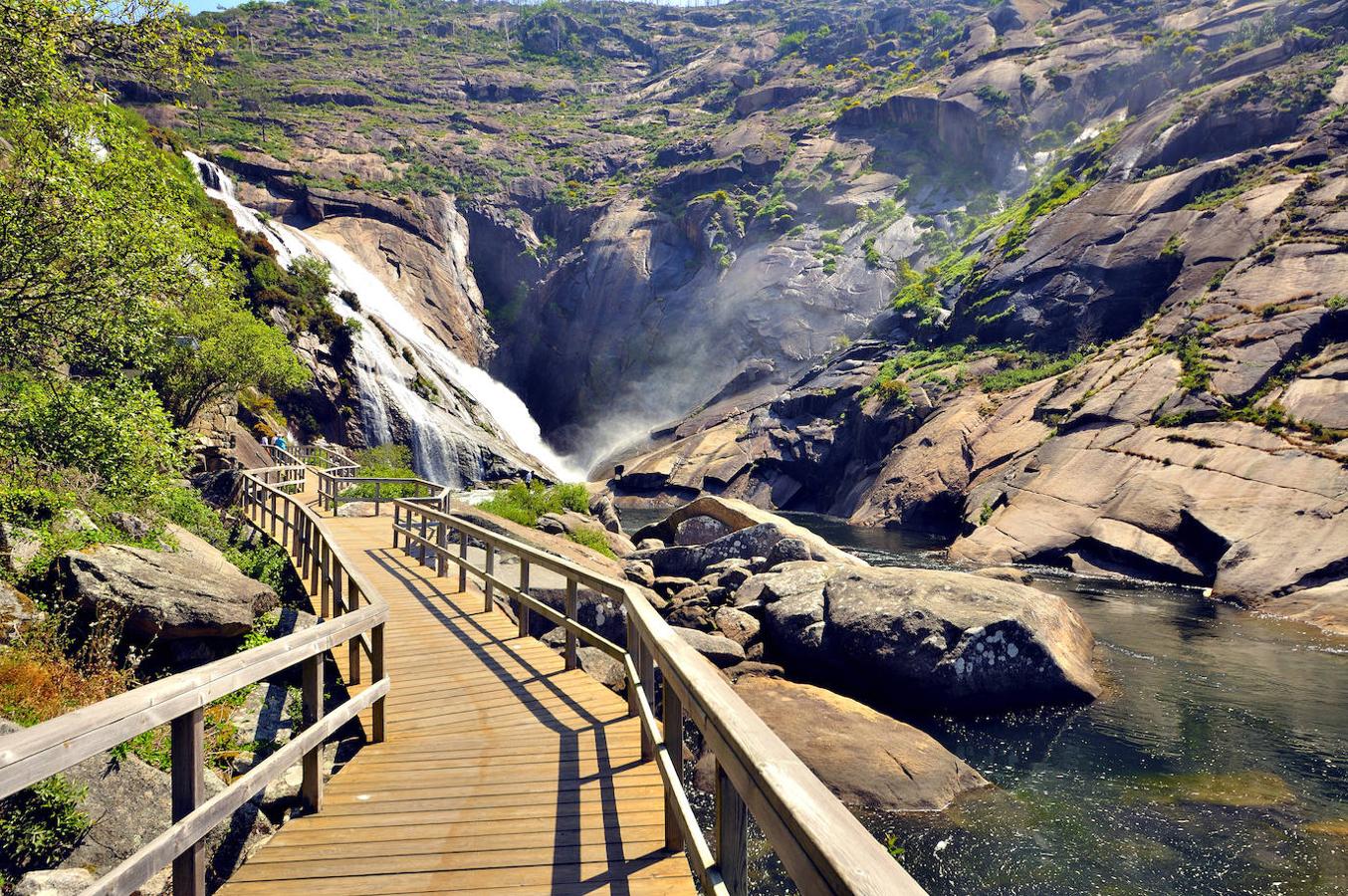 Cascada del Ézaro (A Coruña): A unos 700 m al este del núcleo de O Ézaro, encontrarás la cascada del río Xallas, también conocido como el río Ézaro. Unas bellas cascadas por las que el agua cae unos 80 m, encargándose de erosionar la roca del suelo, sobre la que verás un profundo hoyo. Un paisaje único que se encuentra dentro de los más visitados de Galicia sobre todo para los que quieran adentrarse en la Costa da Morte.