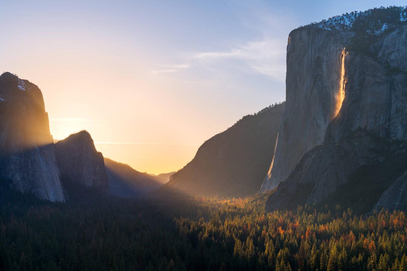 Horsetail Falls (Estados Unidos): Horsetail Falls son otro gran espectáculo de la naturaleza, que en esta ocasión encontrarás en Yosemite. Una cascada que atrae a fotógrafos y turistas de todo el mundo sobre todo porque si se dan las condiciones adecuadas, el caudal de esta cascada se tiñe de colores vivos y anaranjados, pareciéndose a la lava que al agua. Un momento único que solo ocurre con la puesta de sol.