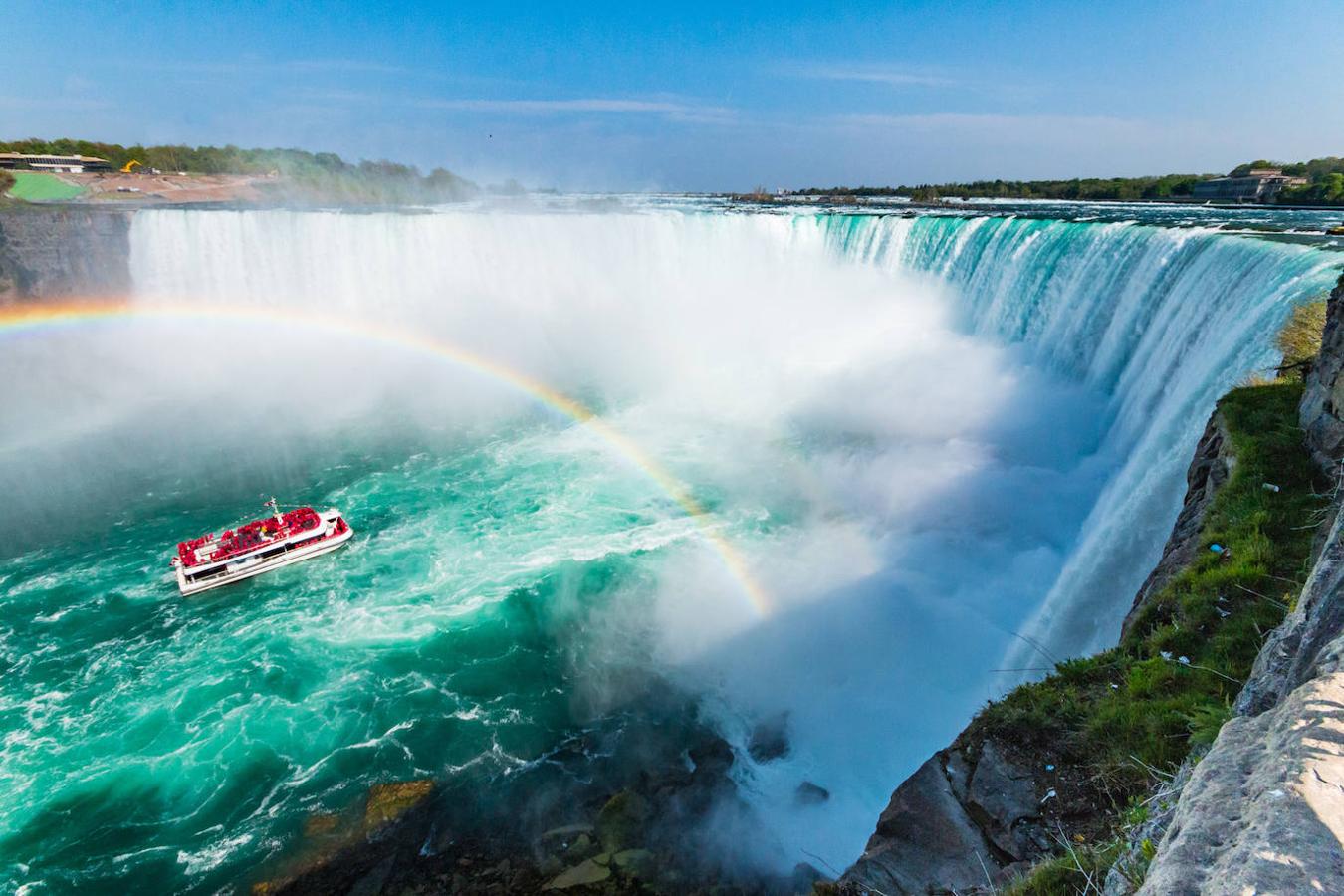 Cataratas del Niágara (Canadá y Estados Unidos): Las famosas Cataratas del Niágara son un conjunto de cascadas que encontrarás situadas en el río Niágar, en la zona noreste de América del Norte, en Canadá. Unas de las cataratas más impresionantes del mundo, que cuentan con una caída de 51 metros y por las que fluye el agua de cuatro de los cinco grandes lagos: Erie, Hurón, Michigan y Superior.