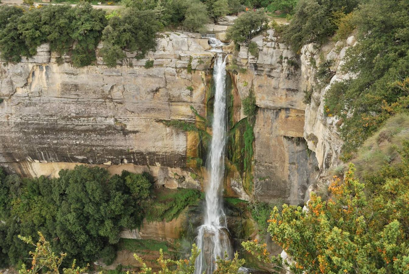 El Salto de Sallent (Barcelona): Esta cascada de unos 80 metros de caída, tampoco deja indiferente a nadie, sobre todo en época de lluvia y cuando lleva mucho caudal. Uno de esos lugares que no deberías perderte si visitas Pirineos y que encontrarás en el idílico paisaje del Valle de Tena. 