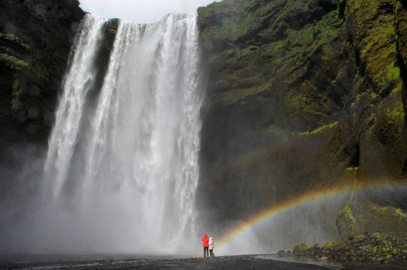 Skógafoss (Islandia): Este espectacular salto de agua de Skógafoss, con más de 60 metros de caída, es una de las maravillas naturales más populares de Islandia y que incluso ha llegado a aparecer en la famosa serie de Vikingos. Conocida también como “la catarata perfecta”, Skógafoss cuenta con casi 30 metros de anchura y se encuentra dentro de un paraje impresionante, en el que el agua cae sobre un lecho de piedras negras, que contrastan a la perfección con el verde entorno que la rodea.