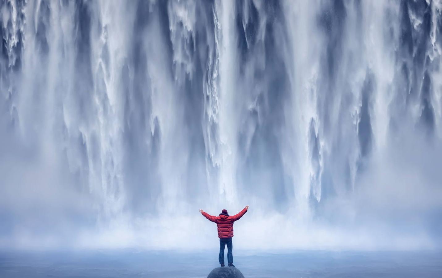 Skógafoss (Islandia): Este espectacular salto de agua de Skógafoss, con más de 60 metros de caída, es una de las maravillas naturales más populares de Islandia y que incluso ha llegado a aparecer en la famosa serie de Vikingos. Conocida también como “la catarata perfecta”, Skógafoss cuenta con casi 30 metros de anchura y se encuentra dentro de un paraje impresionante, en el que el agua cae sobre un lecho de piedras negras, que contrastan a la perfección con el verde entorno que la rodea.