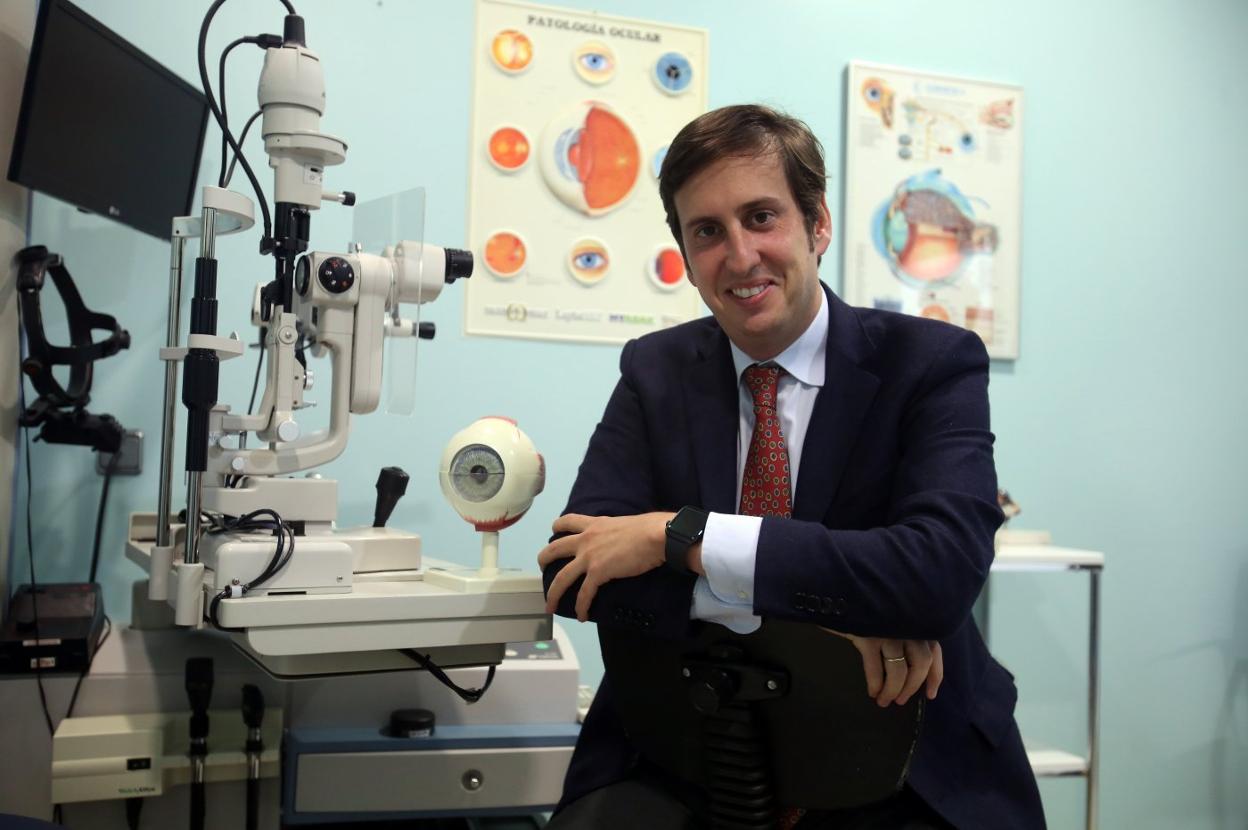 Luis Fernández-Vega, en una consulta del Instituto Oftalmológico Fernández-Vega, en Oviedo. 