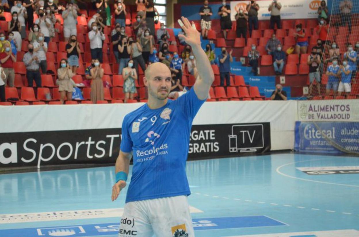Adrián Fernández, en su despedida en Huerta del Rey de la afición del Atlético Valladolid. 