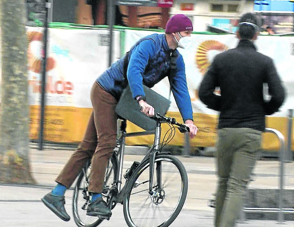 Urdangarin llega en bicicleta a su puesto de trabajo en un conocido bufete vitoriano. 