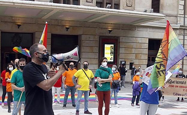 Los participantes en la concentración delante del Jovellanos formaron un arcoíris humano.