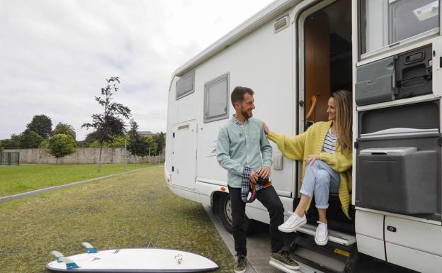 Rául Martín y Raquel Baragaño se preparan para disfrutar este verano de Asturias en autocaravana.