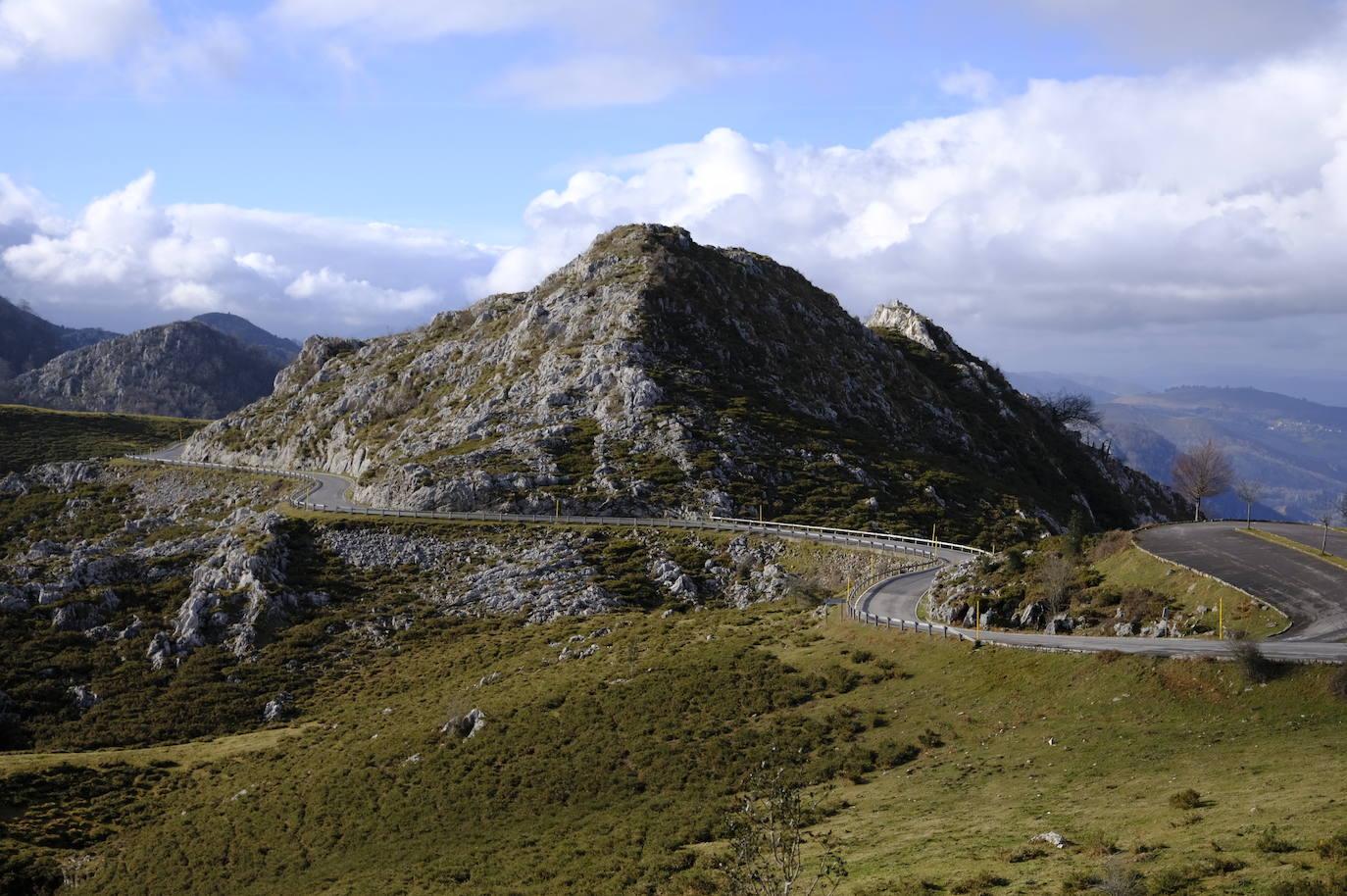 Europa cuenta con grandes rutas por carretera en alta montaña. Lugares donde casi se toca el cielo y que nos brindan paisajes únicos desde las alturas. Picos de Europa (España) 2.648 m