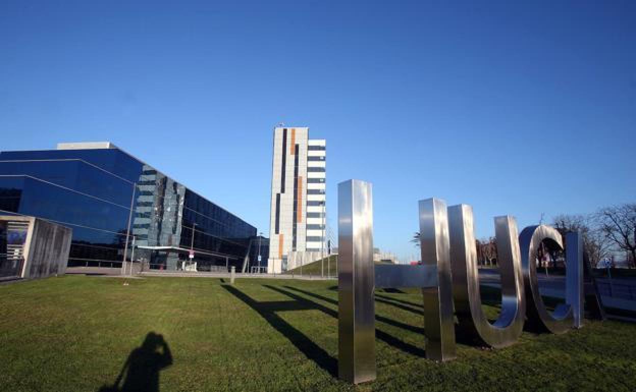 Hospital Universitario Central de Asturias, donde fue ingresado el hombre. 