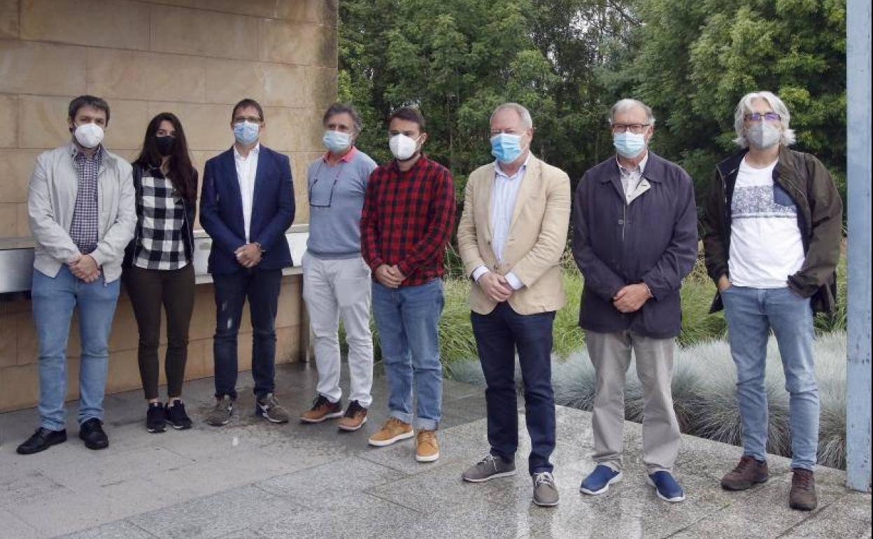 De izquierda a derecha, Eduardo Cires, Clara Espinosa, Borja Jiménez-Alfaro, Luis Miguel Álvarez, Eduardo Fernández-Pascual, Aurelio Martín, Tomás Díaz y Pedro Álvarez, esta mañana, en el Jardín Botánico.