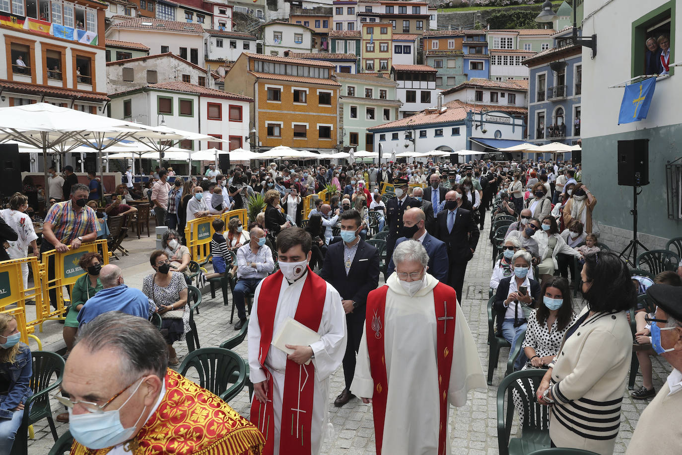 La política, la pesca, los cuadros de la Fundación Selgas, los problemas de los personajes del corazón... nada quedó fuera del tradicional sermón de Césareo Marqués, que siguieron cientos de personas. Había ganas de folixa.