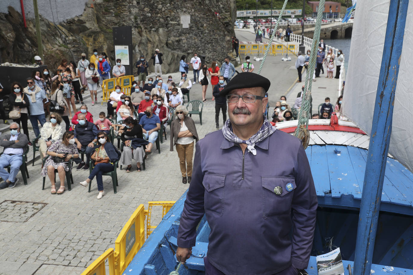La política, la pesca, los cuadros de la Fundación Selgas, los problemas de los personajes del corazón... nada quedó fuera del tradicional sermón de Césareo Marqués, que siguieron cientos de personas. Había ganas de folixa.
