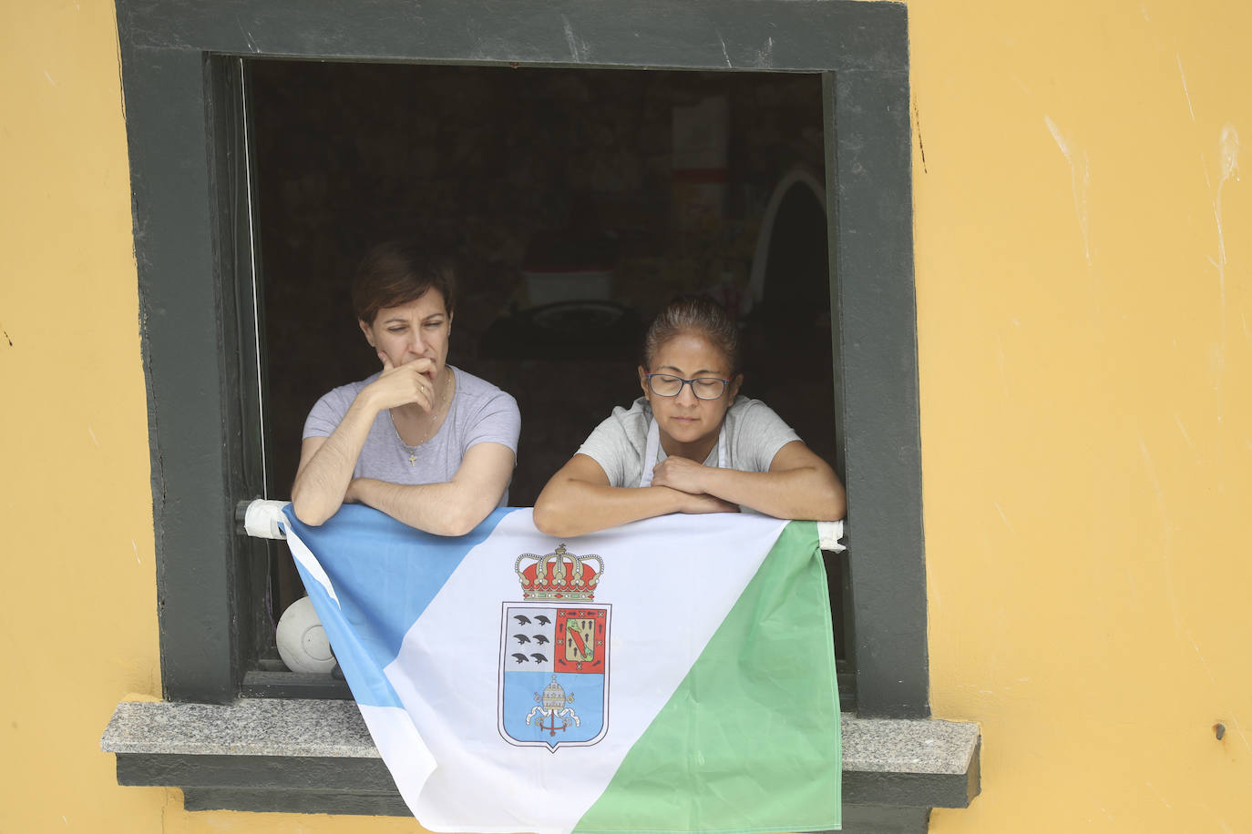 La política, la pesca, los cuadros de la Fundación Selgas, los problemas de los personajes del corazón... nada quedó fuera del tradicional sermón de Césareo Marqués, que siguieron cientos de personas. Había ganas de folixa.