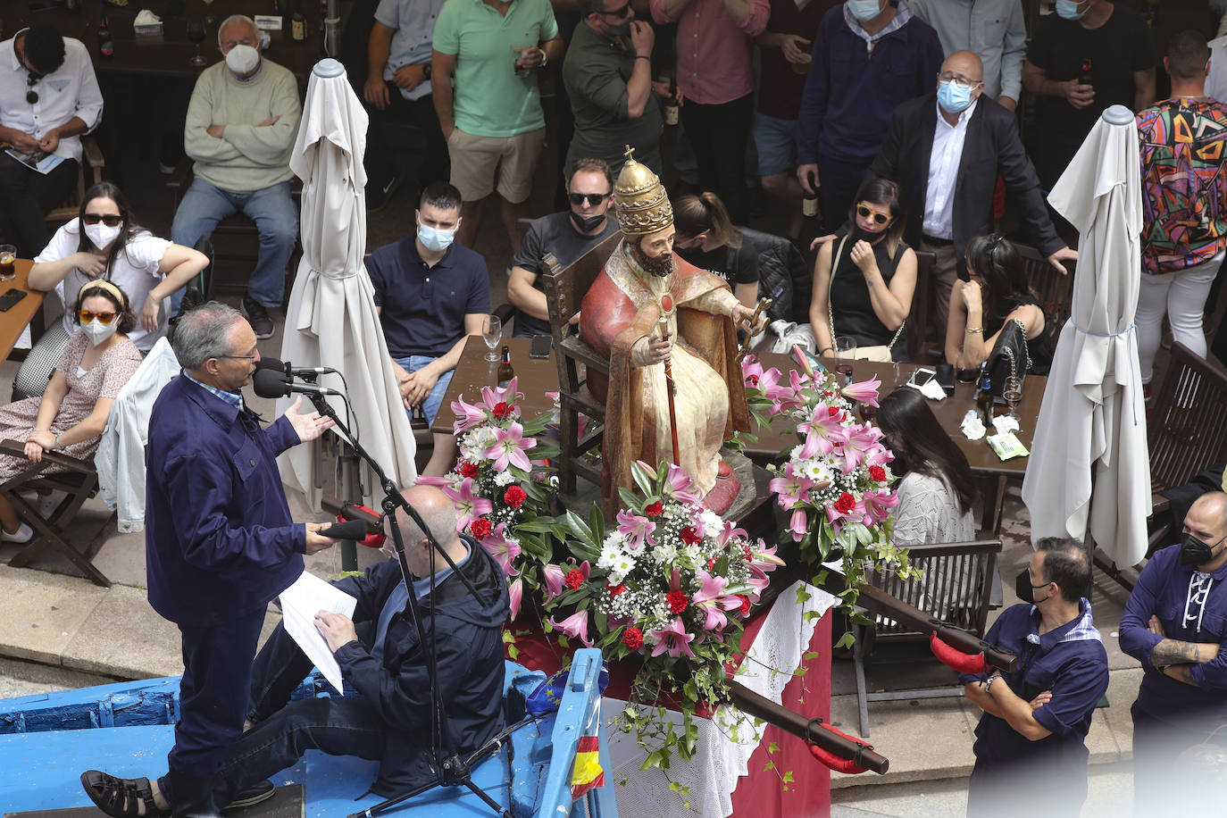 La política, la pesca, los cuadros de la Fundación Selgas, los problemas de los personajes del corazón... nada quedó fuera del tradicional sermón de Césareo Marqués, que siguieron cientos de personas. Había ganas de folixa.