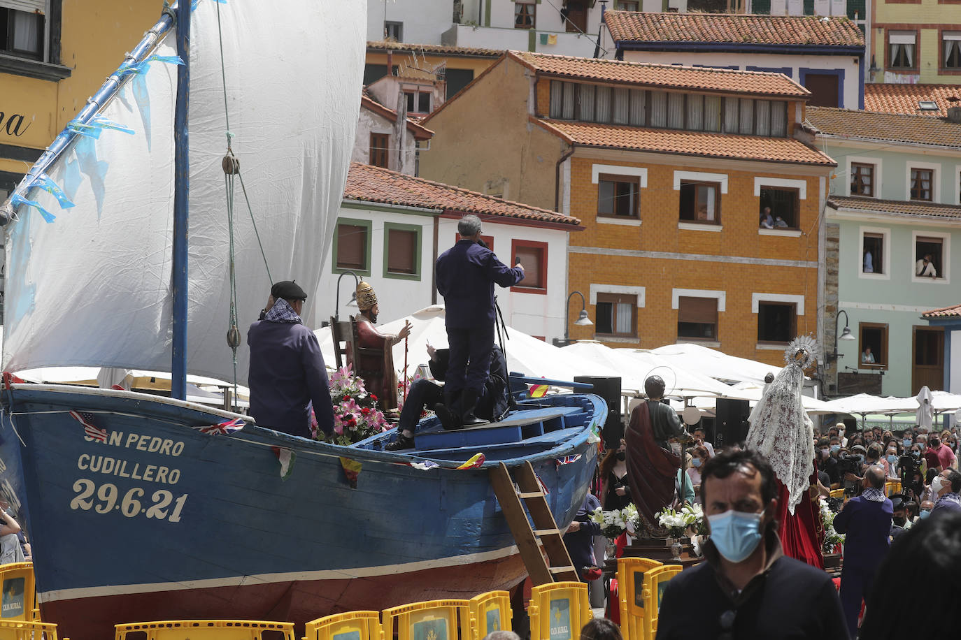 La política, la pesca, los cuadros de la Fundación Selgas, los problemas de los personajes del corazón... nada quedó fuera del tradicional sermón de Césareo Marqués, que siguieron cientos de personas. Había ganas de folixa.
