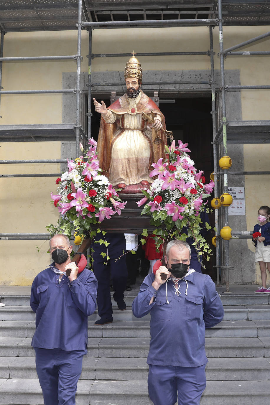 La política, la pesca, los cuadros de la Fundación Selgas, los problemas de los personajes del corazón... nada quedó fuera del tradicional sermón de Césareo Marqués, que siguieron cientos de personas. Había ganas de folixa.