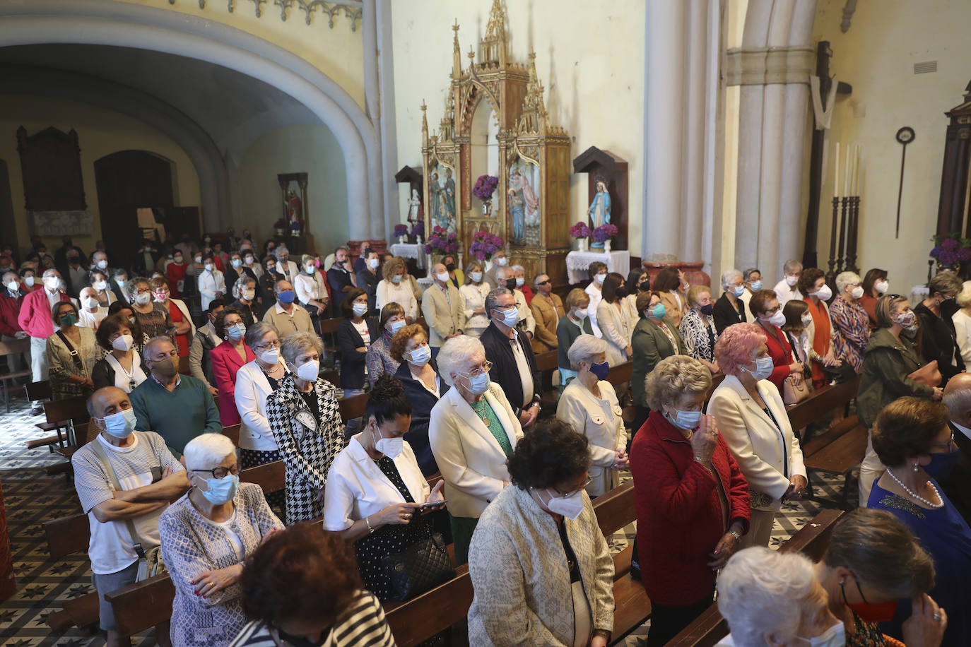 La política, la pesca, los cuadros de la Fundación Selgas, los problemas de los personajes del corazón... nada quedó fuera del tradicional sermón de Césareo Marqués, que siguieron cientos de personas. Había ganas de folixa.