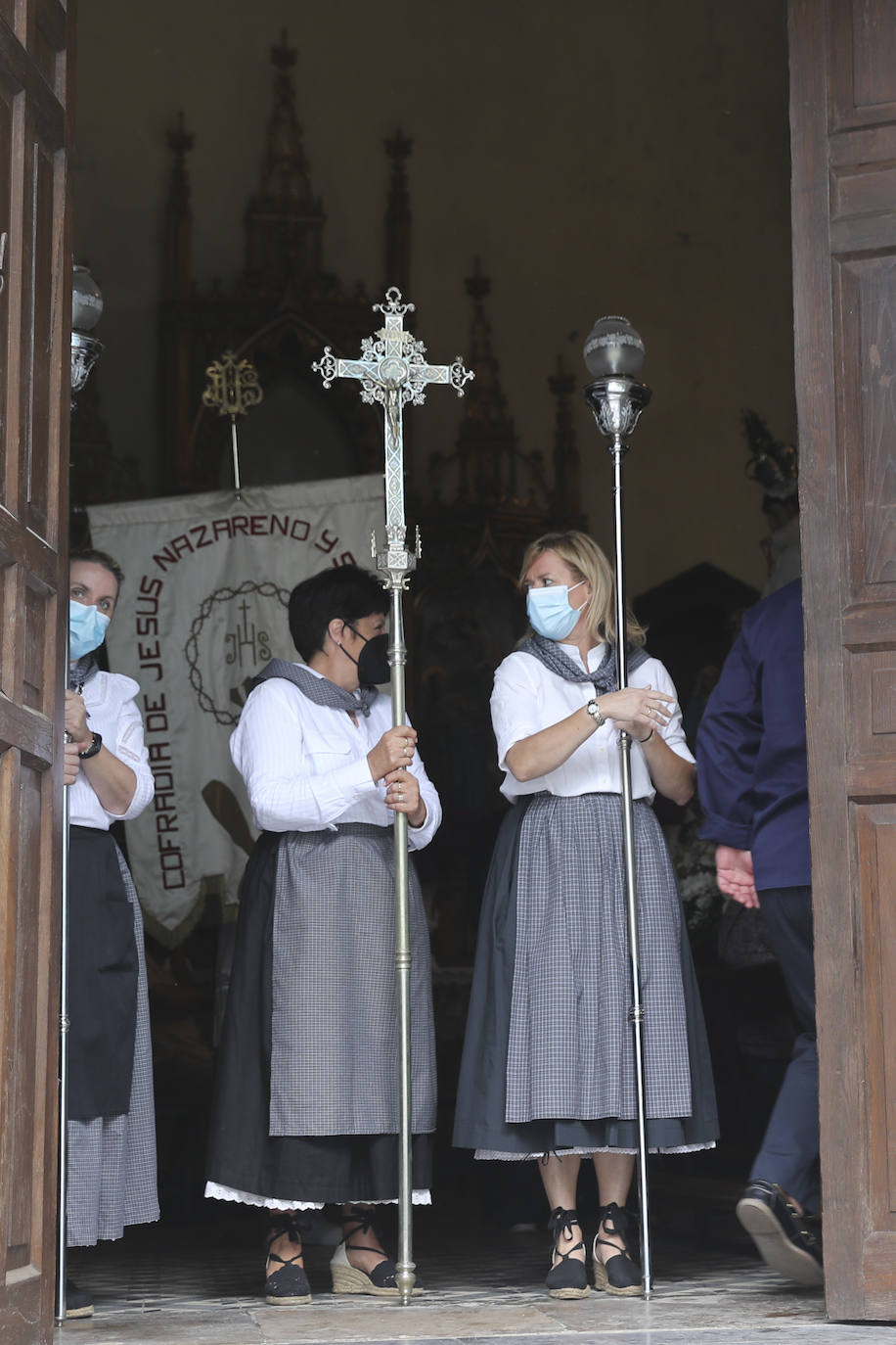 La política, la pesca, los cuadros de la Fundación Selgas, los problemas de los personajes del corazón... nada quedó fuera del tradicional sermón de Césareo Marqués, que siguieron cientos de personas. Había ganas de folixa.