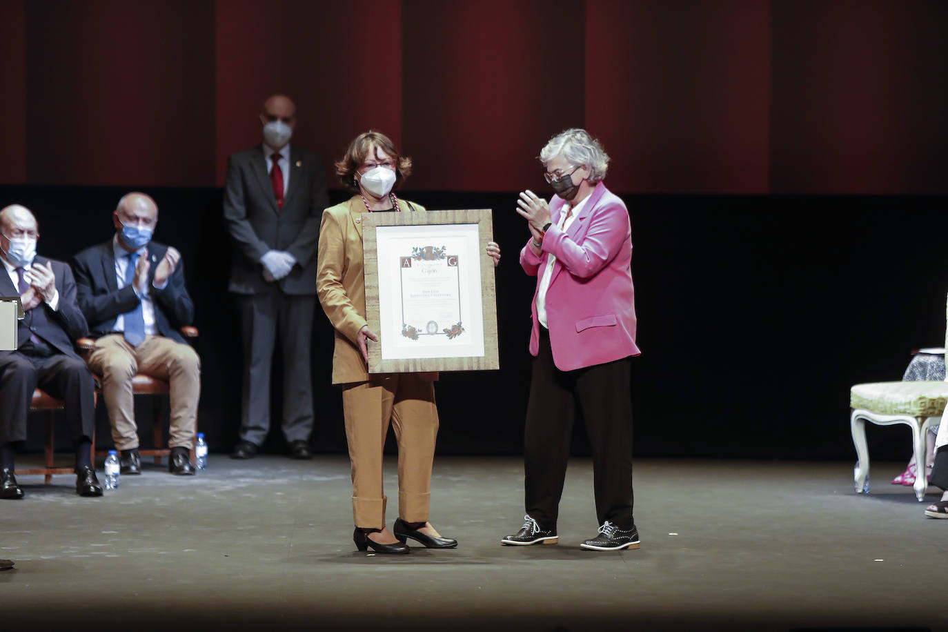 Gijón ha ampliado este martes su cuadro de honores y distinciones con los nombres de once personas y entidades que han dado sobradas muestras de excelencia humana y amor por la villa. Nunca antes se había reunido sobre las tablas del teatro Jovellanos tan elevado número de premiados en la ceremonia, pero en 2020 no se pudo celebrar este acto, lo que ha obligado a unificar este año dos remesas de premios; un acto al que ha acudido medio millar de personas. Los galardonados han sido Luis Sepúlveda, Francisco Prendes Quirós, Xosé Bolado, Antonio Suárez, la asociación Una Ciudad para Todos, el que fuera el director adjunto de El COMERCIO José Antonio Rodríguez Canal, Raúl Entrerríos, la asociación Adansi, la UC Ceares, el CFIP del Mar y la Sociedad Astronómica Omega