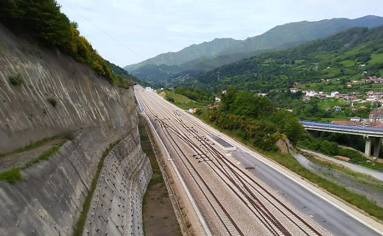 Apartadero de Campomanes, con una playa de vías lista para que los trenes de mercancías se echen a un lado y dejen paso a los de pasajeros. 