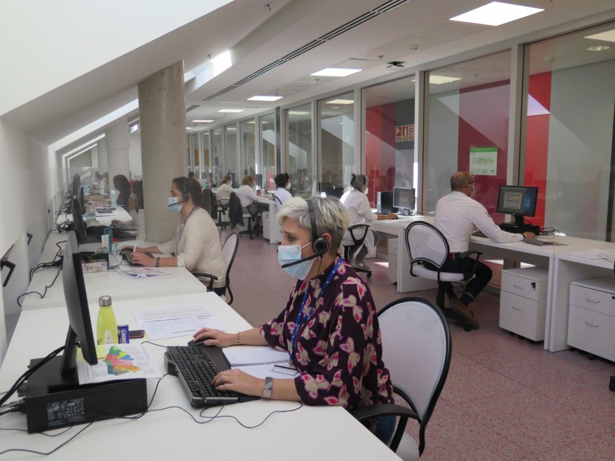 Las trabajadoras del 'call center' del Sespa, durante una de las muchas intensas jornadas de trabajo durante la pandemia. 