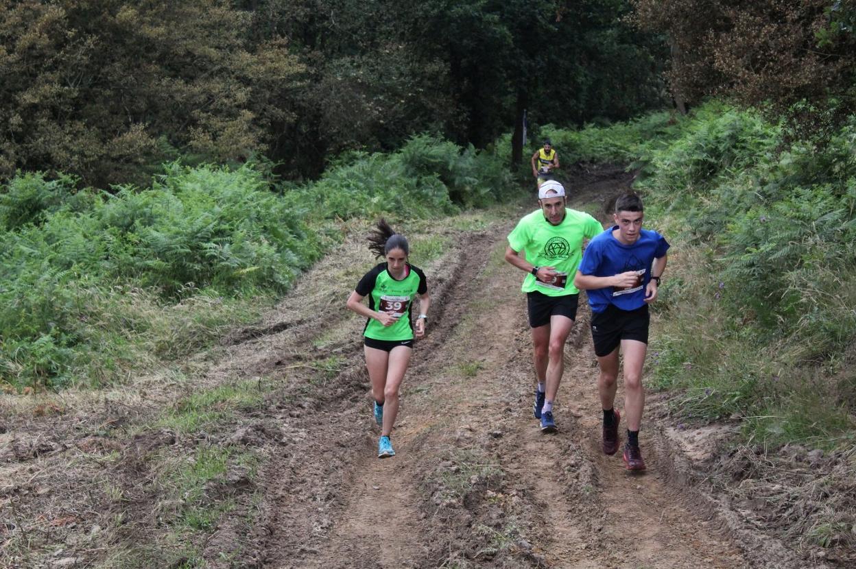 Un instante de la carrera celebrada en el campo de maniobras. 