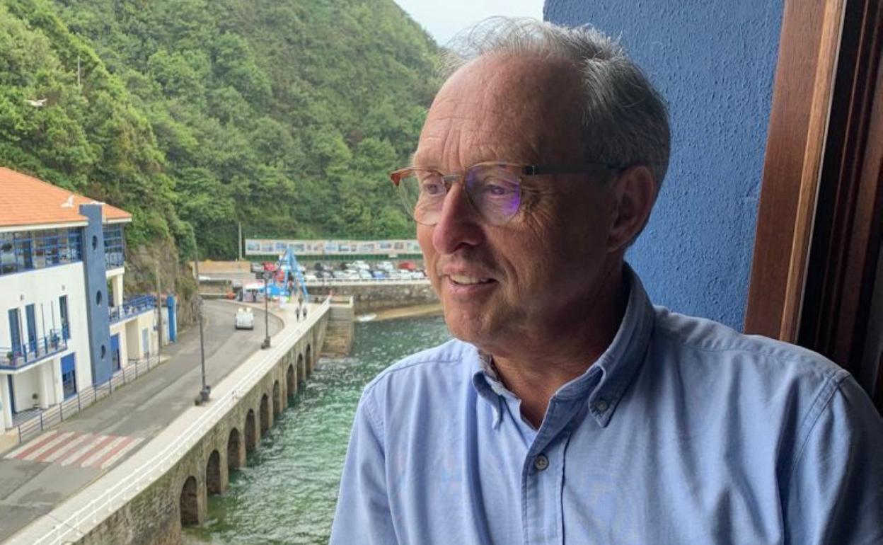 Cesáreo Marqués, con el puerto de Cudillero al fondo. 