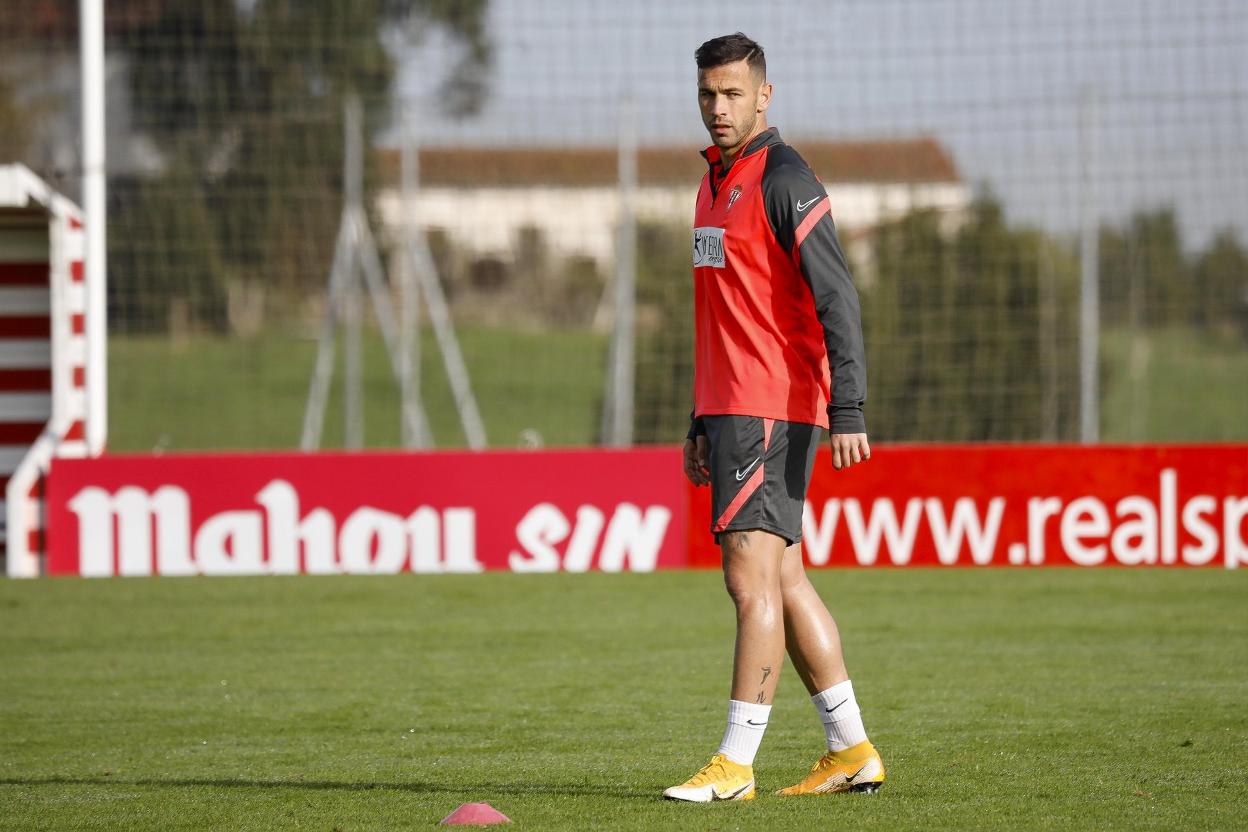 Álvaro Vázquez, en un entrenamiento en Mareo.