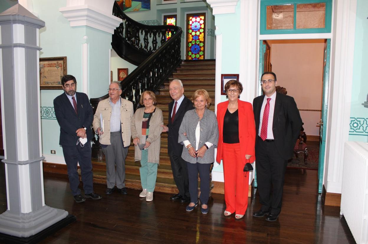 Santiago González Romero, José David Vigil Escalera, Paz Fernández Felgueroso, Francisco Rodríguez, María Antonia Fernández Felgueroso, Begoña Serrano y Jesús Bordás, ayer tras el patronato en el Archivo. 