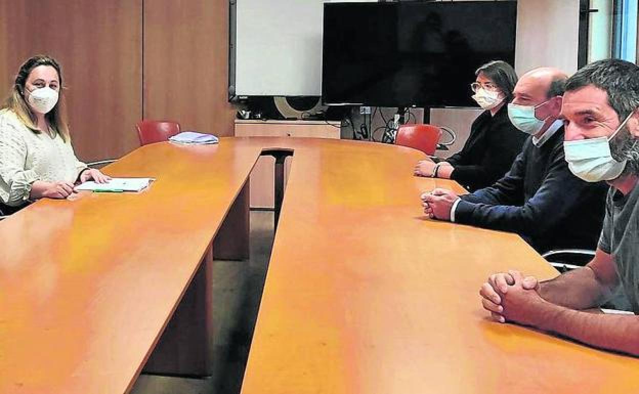 Lydia Espina con los representantes de las cafeterías de institutos, en la reunión de ayer.