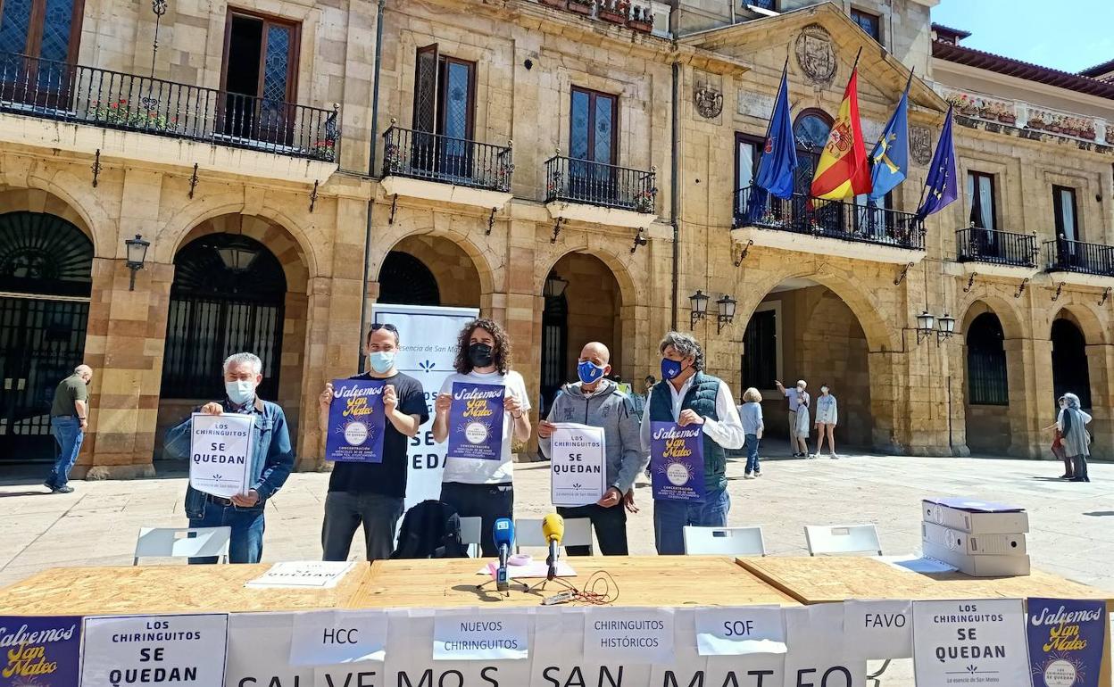 Miembros de la plataforma 'Salvemos San Mateo, los chiringuitos se quedan', esta mañana frente al Ayuntamiento de Oviedo.