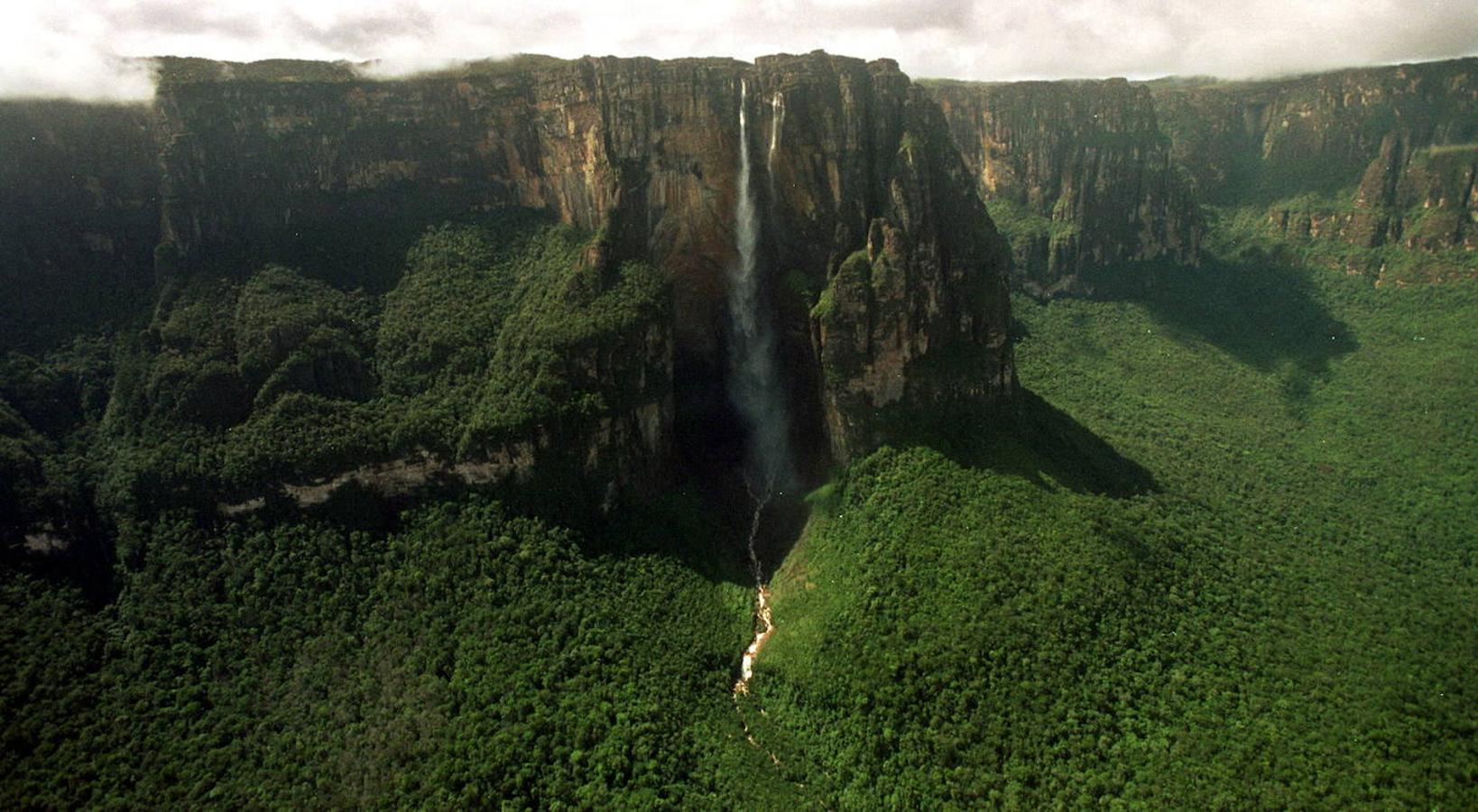 El Salto del Ángel (Venezuela): El Salto del Ángel conforma otro de esos paisajes en la naturaleza realmente intimidantes. Una de las visitas más populares dentro del Parque Nacional de Canaima en Venezuela, protagonizada por este descomunal salto de agua de casi un kilómetro de caída libre, que se derrama por unas imponentes paredes verticales que se elevan hasta los 2000 metros de altura.