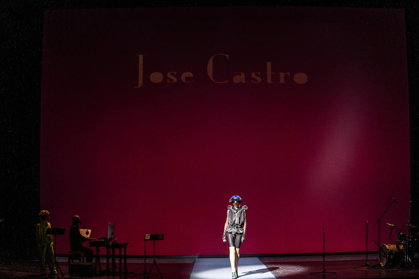 El teatro Campoamor de Oviedo ha acogido los desfiles de siete grandes diseñadores. José Castro, Cyrana, Isabel Zapardiez, Teté by Odette, Elverso, Lola Casademunt y Custo Barcelona han presentado sus colecciones en una jornada dedicada al arte. Las modelos han desfilado por la pasarela al ritmo de melodías de jazz, voces como la de la soprano Beatriz Díaz y los acordes de la Banda de Música Ciudad de Oviedo, entre otros.