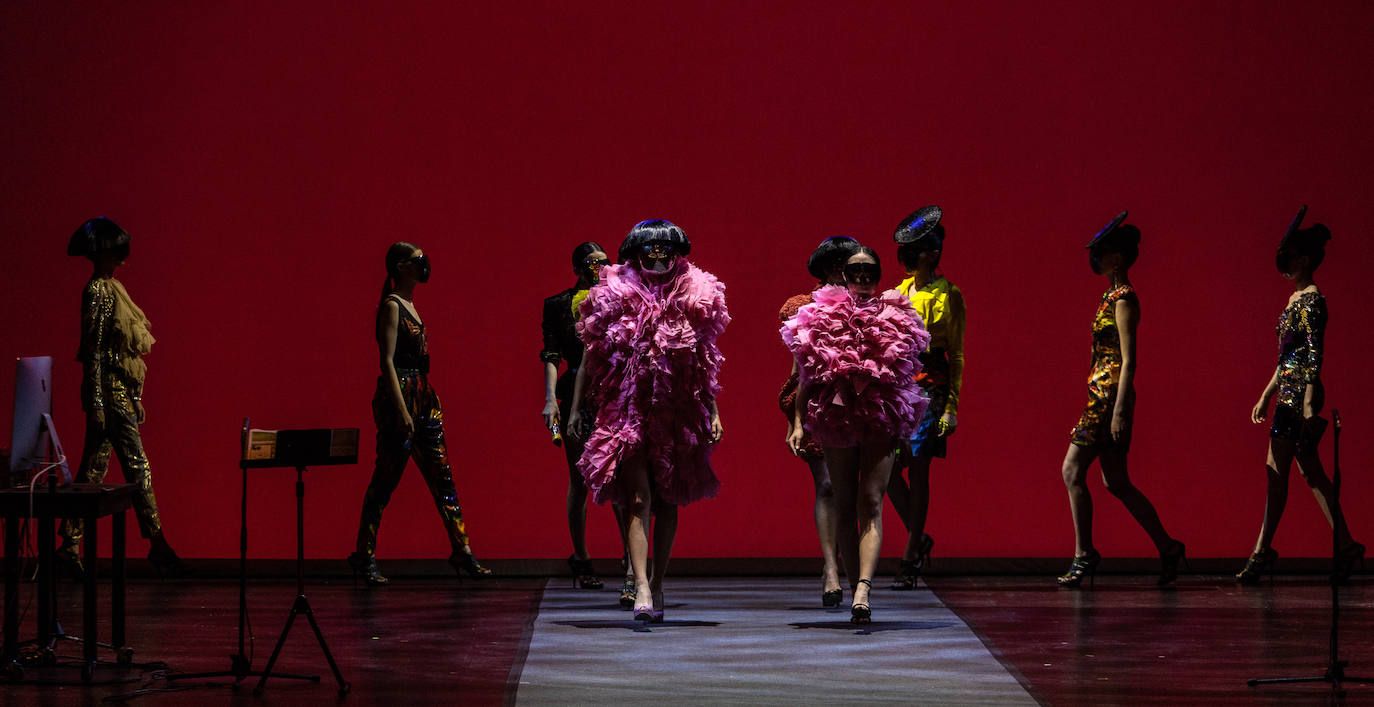 El teatro Campoamor de Oviedo ha acogido los desfiles de siete grandes diseñadores. José Castro, Cyrana, Isabel Zapardiez, Teté by Odette, Elverso, Lola Casademunt y Custo Barcelona han presentado sus colecciones en una jornada dedicada al arte. Las modelos han desfilado por la pasarela al ritmo de melodías de jazz, voces como la de la soprano Beatriz Díaz y los acordes de la Banda de Música Ciudad de Oviedo, entre otros.