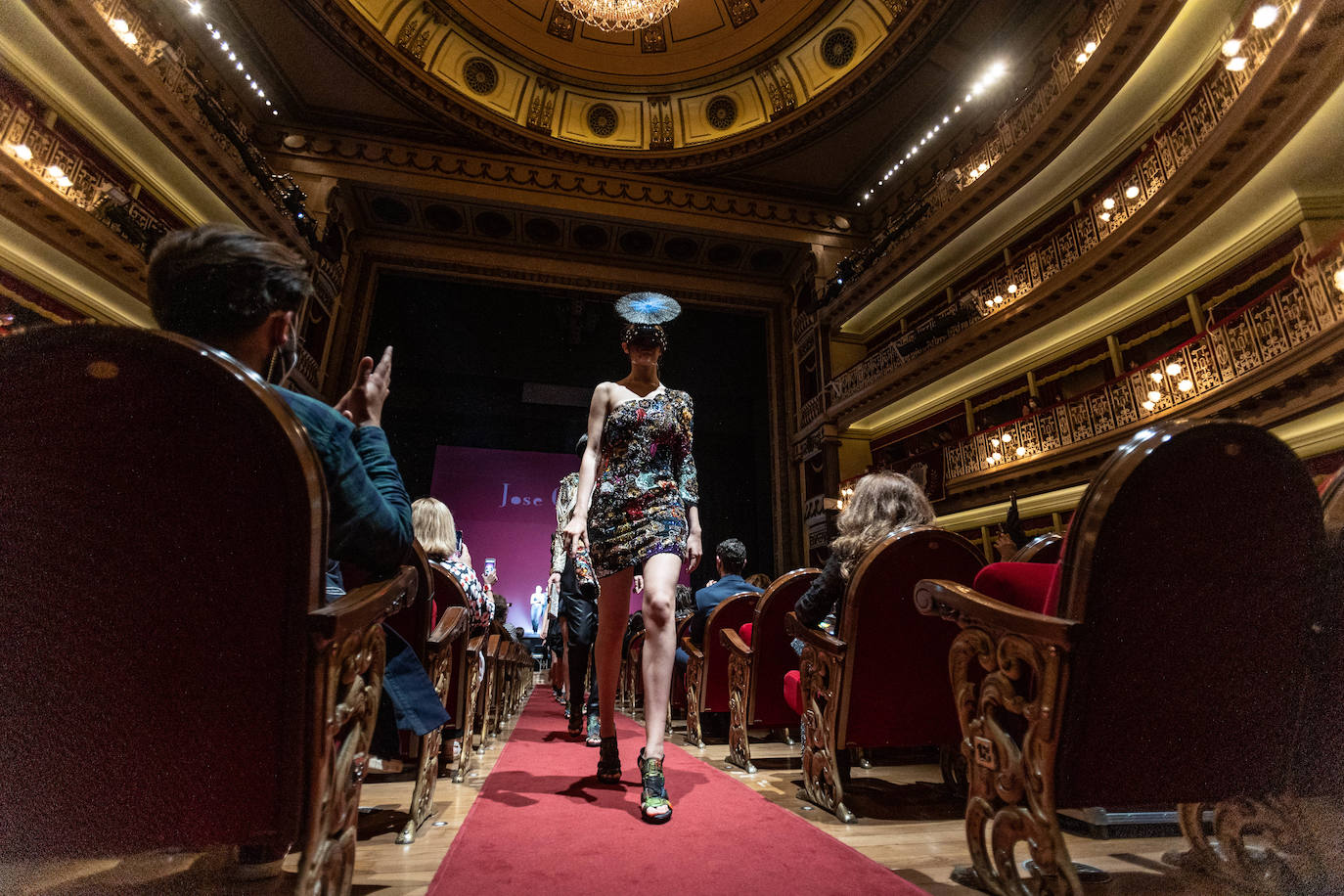 El teatro Campoamor de Oviedo ha acogido los desfiles de siete grandes diseñadores. José Castro, Cyrana, Isabel Zapardiez, Teté by Odette, Elverso, Lola Casademunt y Custo Barcelona han presentado sus colecciones en una jornada dedicada al arte. Las modelos han desfilado por la pasarela al ritmo de melodías de jazz, voces como la de la soprano Beatriz Díaz y los acordes de la Banda de Música Ciudad de Oviedo, entre otros.