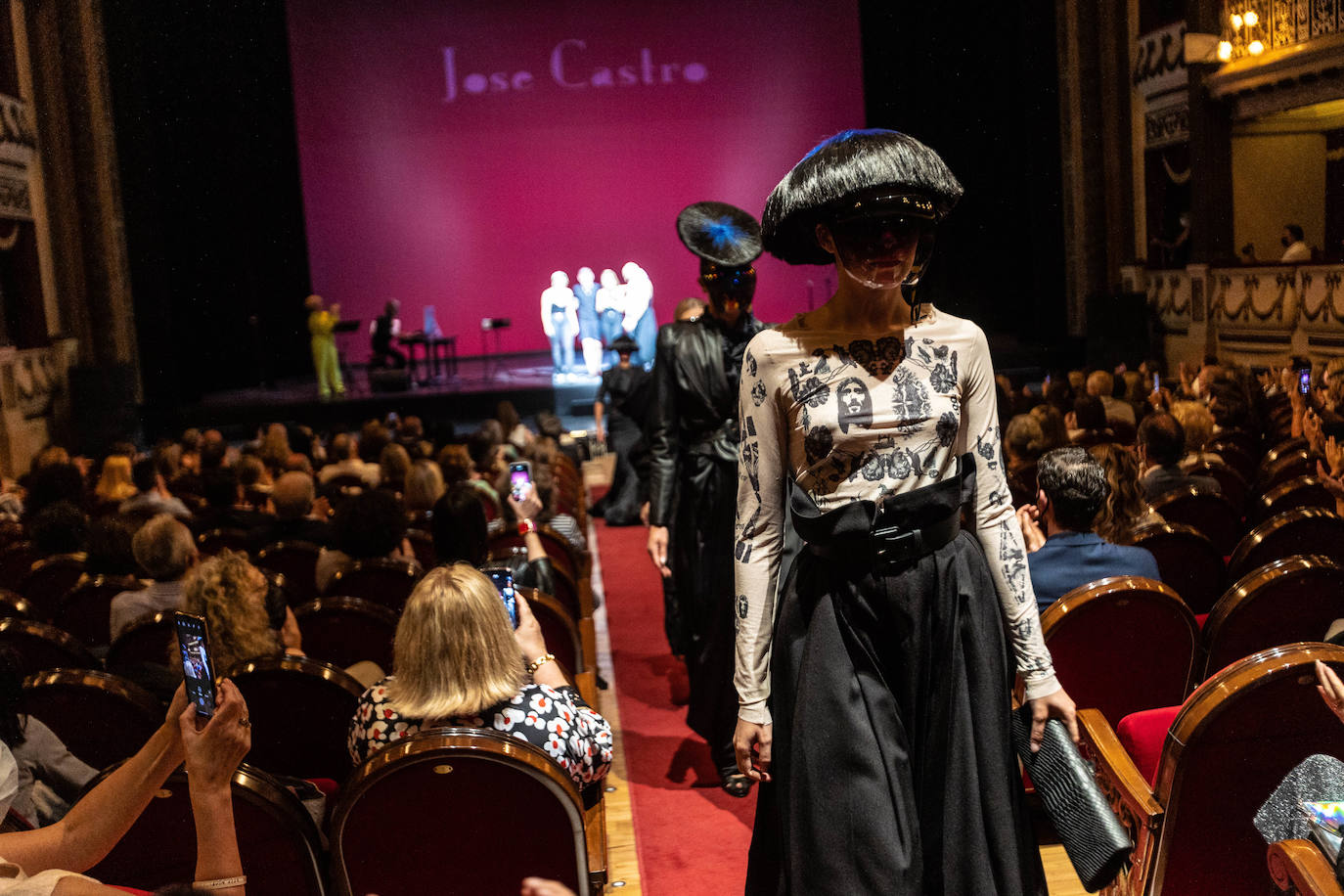 El teatro Campoamor de Oviedo ha acogido los desfiles de siete grandes diseñadores. José Castro, Cyrana, Isabel Zapardiez, Teté by Odette, Elverso, Lola Casademunt y Custo Barcelona han presentado sus colecciones en una jornada dedicada al arte. Las modelos han desfilado por la pasarela al ritmo de melodías de jazz, voces como la de la soprano Beatriz Díaz y los acordes de la Banda de Música Ciudad de Oviedo, entre otros.