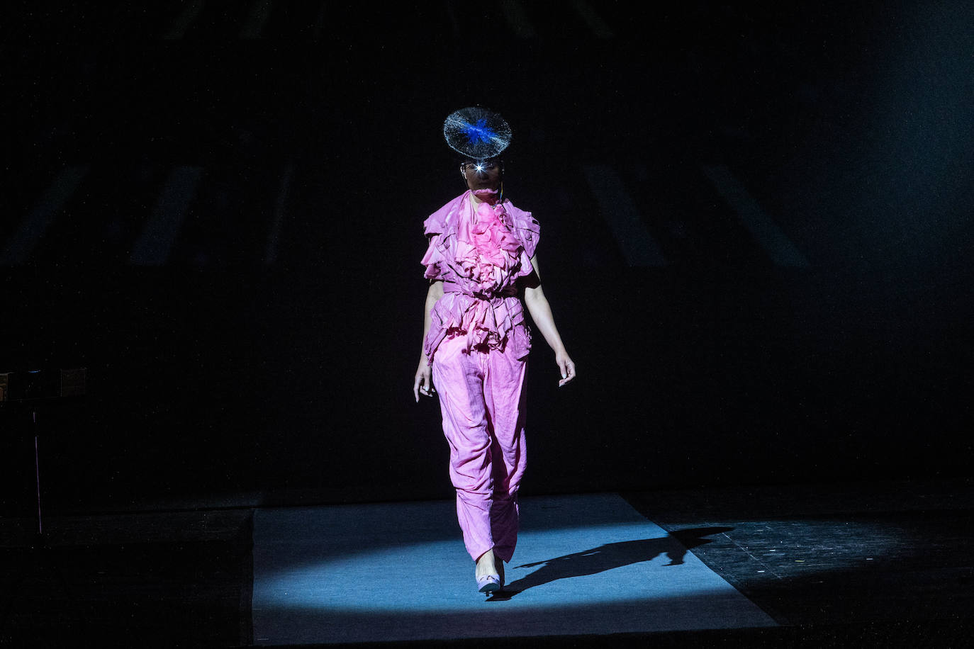 El teatro Campoamor de Oviedo ha acogido los desfiles de siete grandes diseñadores. José Castro, Cyrana, Isabel Zapardiez, Teté by Odette, Elverso, Lola Casademunt y Custo Barcelona han presentado sus colecciones en una jornada dedicada al arte. Las modelos han desfilado por la pasarela al ritmo de melodías de jazz, voces como la de la soprano Beatriz Díaz y los acordes de la Banda de Música Ciudad de Oviedo, entre otros.