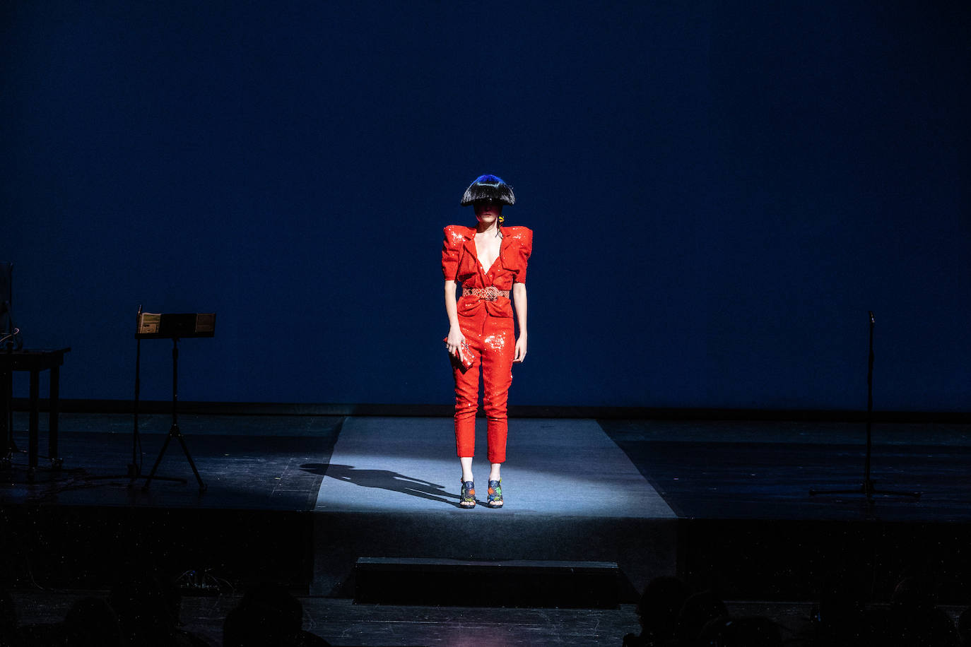 El teatro Campoamor de Oviedo ha acogido los desfiles de siete grandes diseñadores. José Castro, Cyrana, Isabel Zapardiez, Teté by Odette, Elverso, Lola Casademunt y Custo Barcelona han presentado sus colecciones en una jornada dedicada al arte. Las modelos han desfilado por la pasarela al ritmo de melodías de jazz, voces como la de la soprano Beatriz Díaz y los acordes de la Banda de Música Ciudad de Oviedo, entre otros.