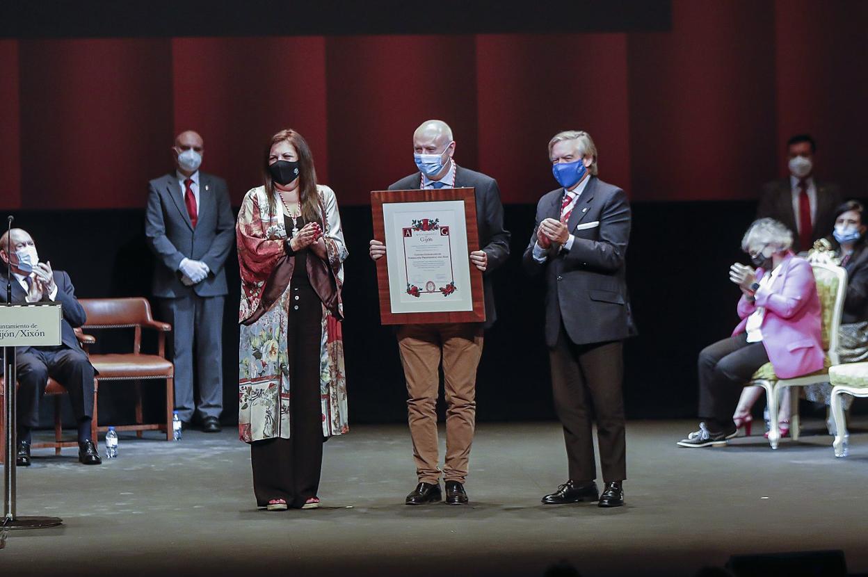 Indalecio Estrada, distinción en mano, con Marina Pineda y Alberto López Asenjo. 