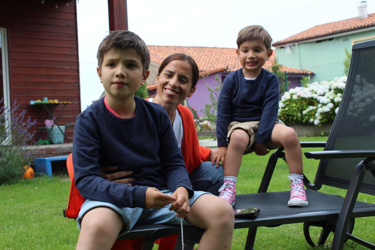 Martín, Lucía, su madre, y Pablo, su hermano de 4 años, en su casa. 