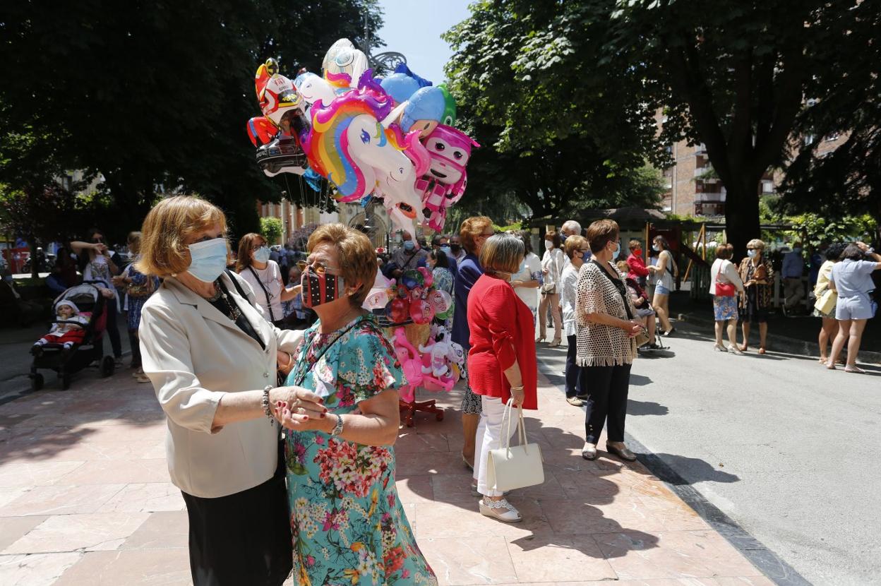 Algunos vecinos se animaron a echar unos bailes durante la actuación de la Banda de Música de Langreo en el Parque Viejo. 