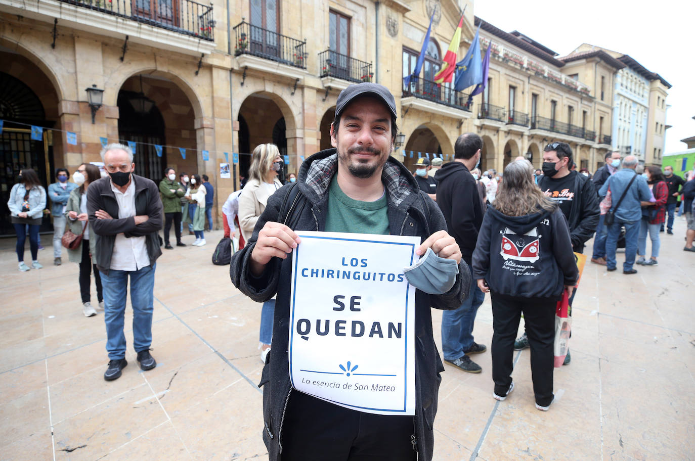 Concentración ciudadana ante el Ayuntamiento convocada por el colectivo 'Salvemos San Mateo. Los chiringuitos se quedan' para defender su continuidad como santo y seña de las fiestas de la ciudad. El colectivo ya ha entregado además «casi 9.000 firmas» contrarias a la decisión del equipo de gobierno que ultima las bases para sacar a concesión las 41 casetas (37 para hosteleros y cuatro para asociaciones, clubes deportivos o cofradías).